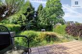Blick von Terrasse in Garten - 