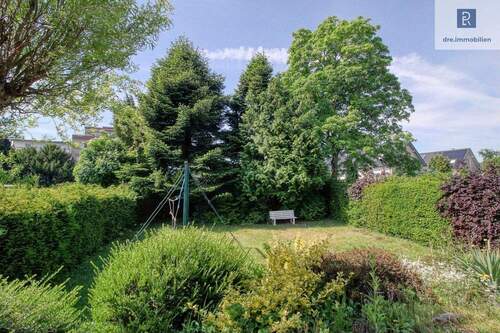 Blick von Terrasse in Garten - 