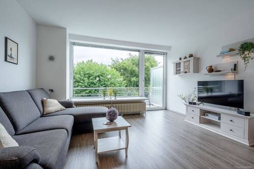 Wohn- und Essbereich mit Zugang zur Loggia - 