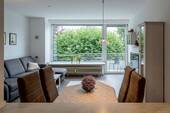 Wohnzimmer und Essplatz mit Blick zum Balkon - 