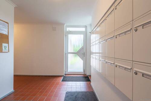Hauseingang und Treppenhaus - 2 Zimmer Etagenwohnung in Grömitz