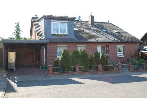 EFH Hauseingang Vorderseite - Auch als Zweifamilienhaus nutzbare, attraktive Immobilie in bester Lage am Salzgittersee mit Balkon, Terrasse, Garage und Carport