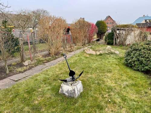 Rasenfläche hinter dem Haus - 