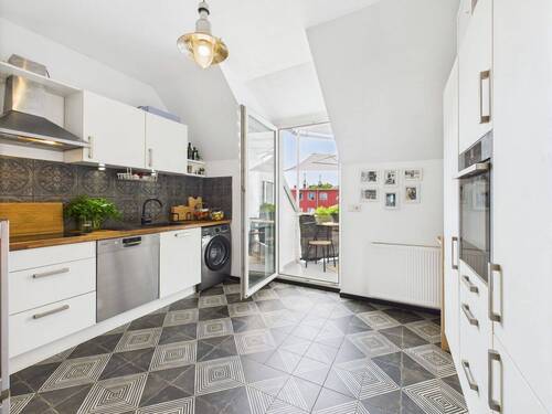 Küche mit Zugang Balkon - Etagenwohnung mit 129,00 m² in Wiesbaden zum Kaufen