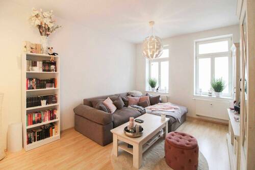 Wohnzimmer - Vermietete: 2-Zi.-Erdgeschosswohnung mit Balkon in Leipzig-Leutzsch