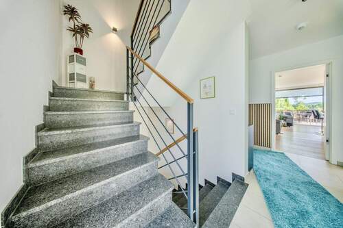 Treppenhaus - 6 Zimmer Einfamilienhaus zum Kaufen in Haag an der Amper