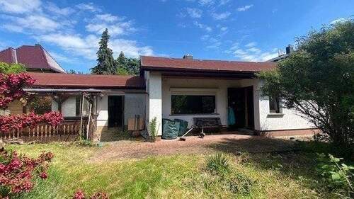 Hausansicht mit Garage - 2 Zimmer Bungalow zum Kaufen in Leipzig