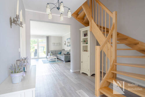 Heller Flur mit Treppe - 