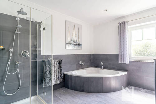 Modernisiertes Tageslicht-Badezimmer im DG - 