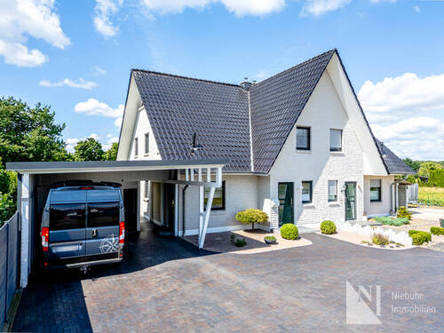 Hauseingangsansicht mit Doppel-Carport - -VERKAUFT- Wohnen mit Stil: Modernisierte Doppelhaushälfte in Wittorf Hohensand