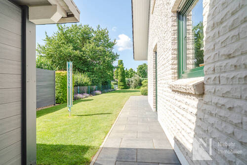 Weg in den Gartenbereich - 