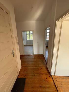 Flur mit Zugang zu den Zimmern.jpeg - 