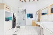 TL-Bad mit Badewanne und Dusche Dachgeschoss - 