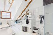TL-Bad mit Badewanne und Dusche Dachgeschoss - 