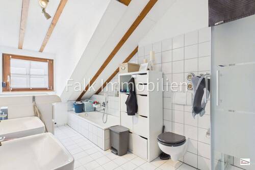 TL-Bad mit Badewanne und Dusche Dachgeschoss - 
