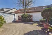 Hausansicht Eingangsseite - ***Doppelt gut! Zwei Wohnungen, doppelte Sicherheit. 2-Familienhaus, vermietet, MA-Gartenstadt***
