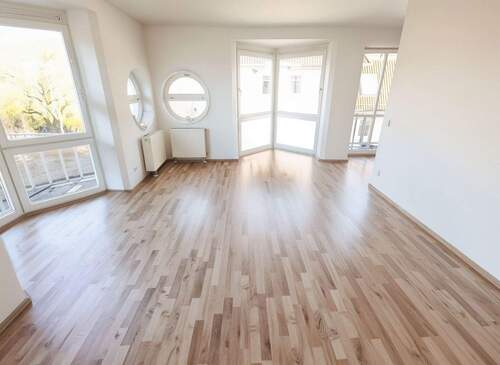 Geräumiges Wohnzimmer * - 