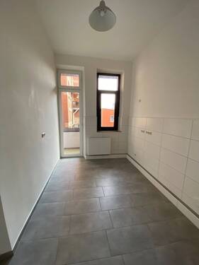 Küche mit Ausgang zum Balkon.jpg - 