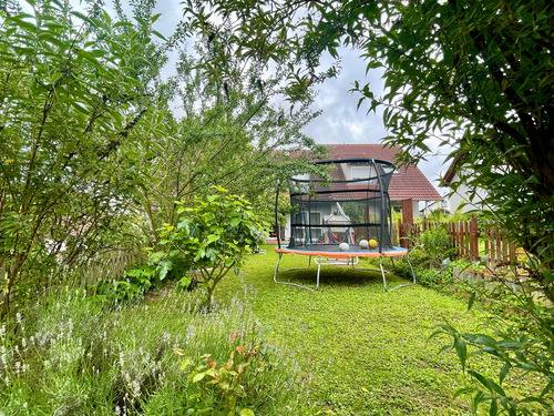 Blick von Gartenhütte - Familienidyll in ruhiger Lage: Modernes Reihenhaus mit Garten, Balkon & hochwertiger Ausstattung