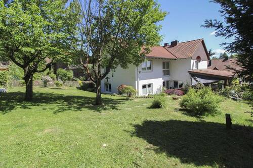 Garten Hausansicht - Großzügiges Mehrfamilienhaus am Waldrand - 230 m² Wohntraum mit Garten, Wintergarten & Garage