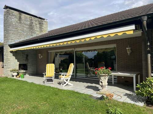 Gartenansicht - Großzügiger freistehender Bungalow in bester Feldrandlage