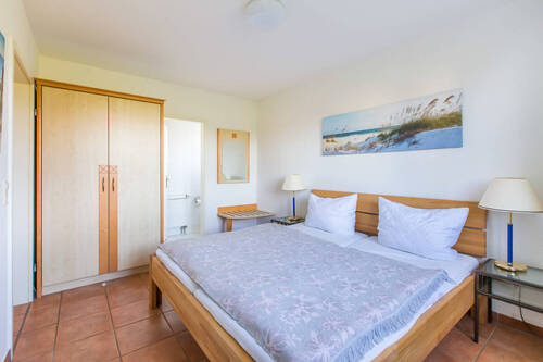 Schlafzimmer mit separatem WC - 2 Zimmer Etagenwohnung zum Kaufen in Sagard / Neddesitz