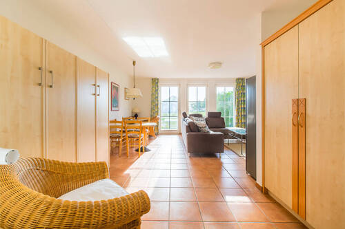 Wohnbereich mit Schrankbett - Etagenwohnung mit 73,20 m² in Sagard / Neddesitz zum Kaufen