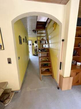 Diele mit Zugang zum Spitzboden - 3 Zimmer Etagenwohnung in Rösrath