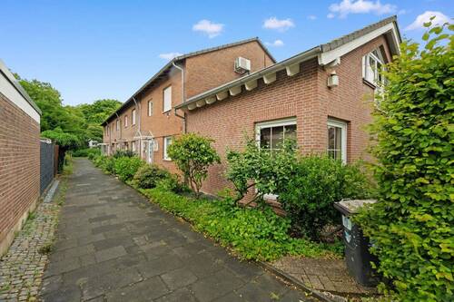 Ansicht vom Eingang aus - Kernsaniert in 2000, moderner Anbau: 5-Zi.-Reihenendhaus, Garage, Stellplatz