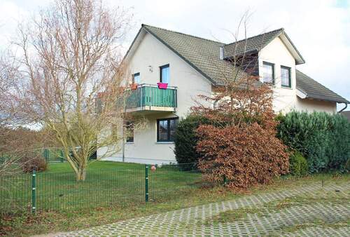 Bild 1 - Zweifamilienhaus mit solventen Mietern im Seebad Born zu verkaufen
