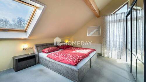 1. OG Schlafzimmer 1 - 