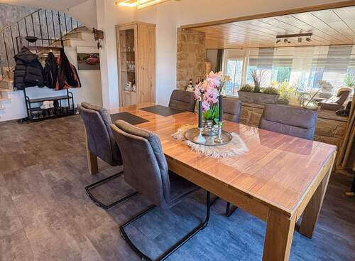 Essbereich mit Blick ins Wohnzimmer - 