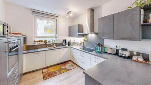 Offen gestaltelte Küche - 5 Zimmer Doppelhaushälfte in Zell am Main