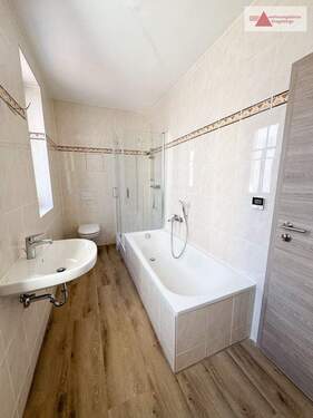 Badezimmer - Etagenwohnung mit 57,10 m&sup2; in Schneeberg zur Miete