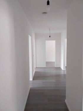 Flur - 3-Raum-Wohnung, frisch saniert - 348,00&nbsp;EUR Kaltmiete, ca.&nbsp; 58,00&nbsp;m&sup2;&nbsp;Wohnfl&auml;che