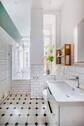 Tagesbelichtetes Bad mit Wanne - 