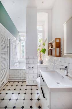 Tagesbelichtetes Bad mit Wanne - 