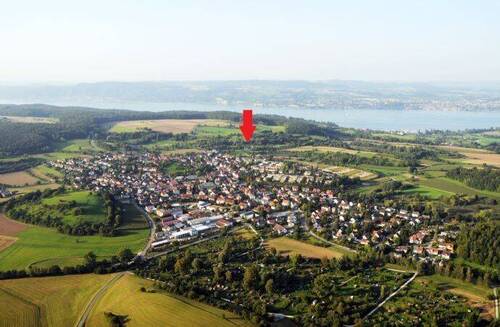 Luftbild - Idyllisch im Grünen am Ortsrand: Großzügige 4-Zimmerwohnung mit großem Balkon in Konstanz-Dettingen I 95-145m2