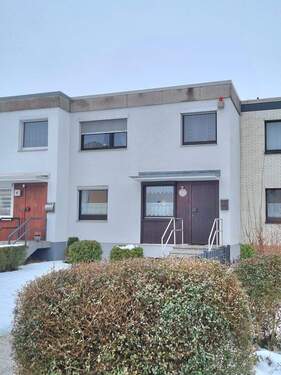 Hausansicht - Pattensen - Sehr schönes und gepflegtes Reihenhaus mit Garage in Top Lage!