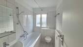 Bad mit Fenster + Wanne - Etagenwohnung mit 52,00 m&sup2; in Singen (Hohentwiel) zur Miete