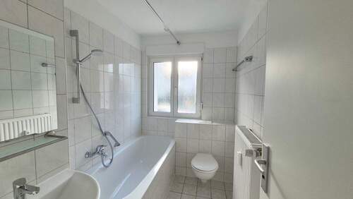 Bad mit Fenster + Wanne - Etagenwohnung mit 52,00 m&sup2; in Singen (Hohentwiel) zur Miete