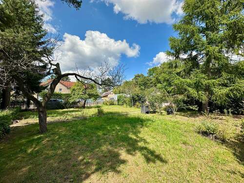 Seitenansicht rechts vorn - Grundstück in Berlin