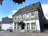 Straßenansicht - Gepflegtes Wohn- und Geschäftshaus im Zentrum von Halver zu verkaufen.