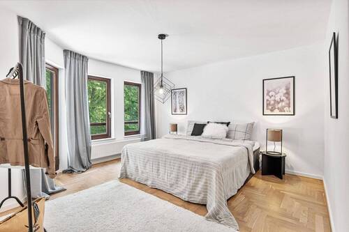 Schlafzimmer - Alt-Hoheneck! Neckarblick, frisch renoviert, sofort einziehen! 3-Zimmer-Whg.