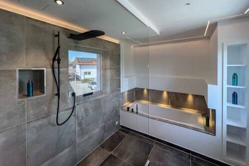 Dusche und Badewanne ( 1.OG ) - 