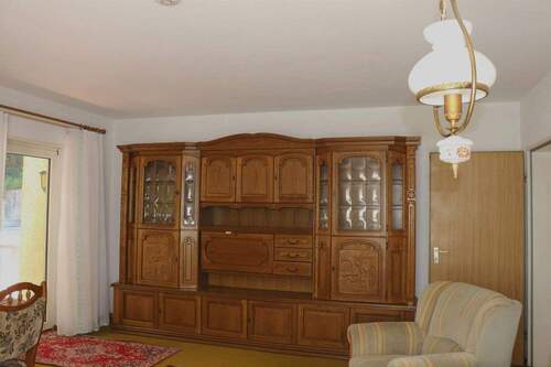 Wohnzimmer m. Schrank - Etagenwohnung mit 93,00 m² in Neidenfels zum Kaufen