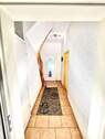 Gang mit Holztreppe ins OG - 