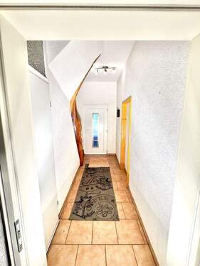 Gang mit Holztreppe ins OG - 