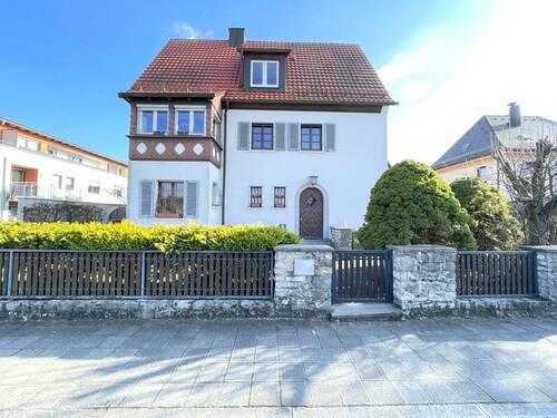 Außenansicht Straße - 6 Zimmer Einfamilienhaus zum Kaufen in Lauf