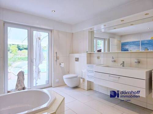 Badeoase im EG mit direktem Zugang zum Poolbereich – exklusiver Komfort für Genießer - 